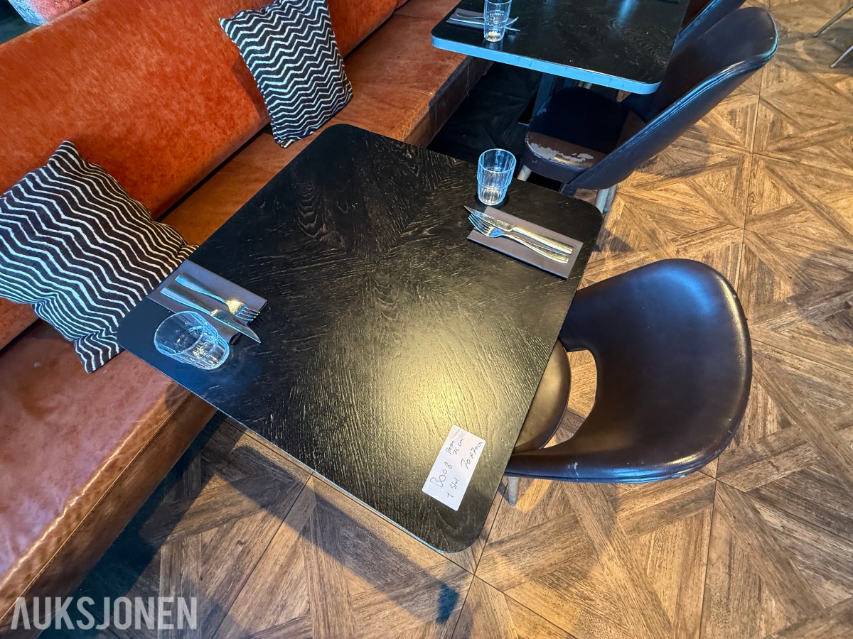 Restaurantbord med 2 brune stoler – sofa følger ikke med