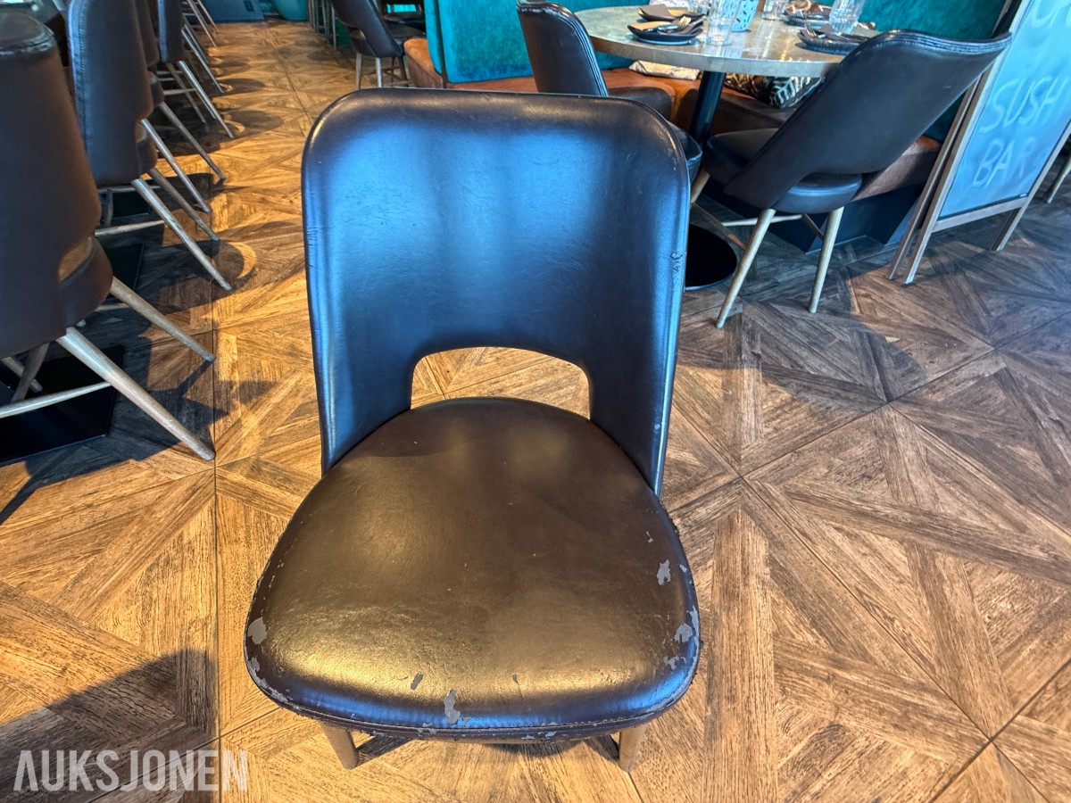 Restaurantbord med 2 brune stoler – sofa følger ikke med