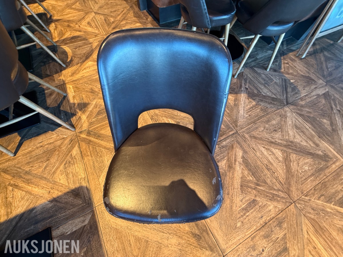 Restaurantbord med 2 brune stoler – sofa følger ikke med