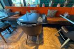 Restaurantbord med 2 brune stoler – sofa følger ikke med
