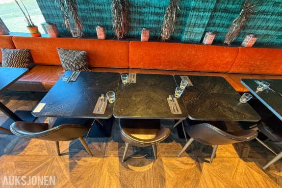 3 restaurantbord 70 x 70 cm med 3 stoler – sofa følger ikke med