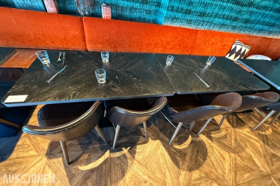 2 restaurantbord med 4 brune stoler – sofa følger ikke med