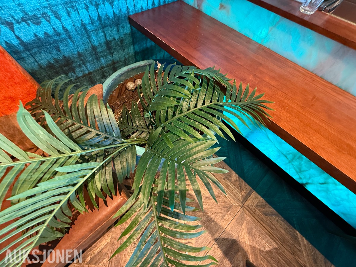 Stor kunstig palme i dekorativ plantekrukke