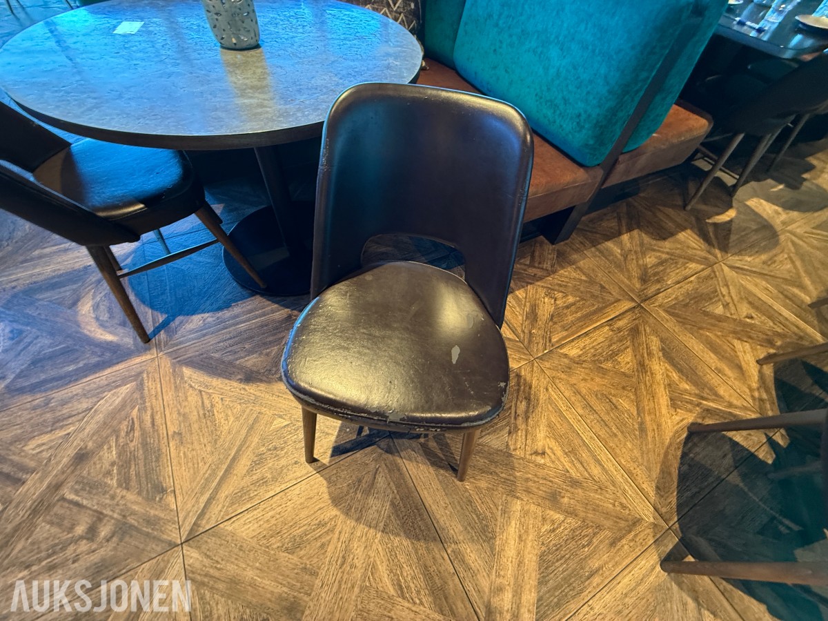 Rundt restaurantbord med 2 stoler – grå bordplate