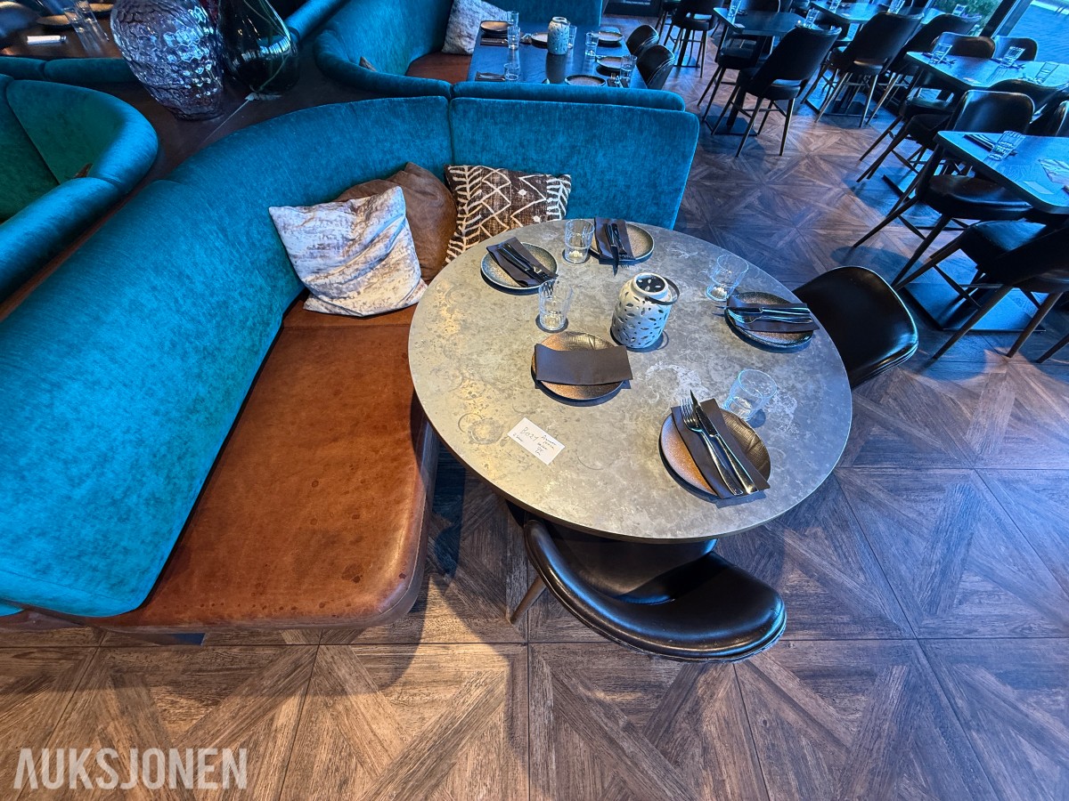 Rundt restaurantbord med 2 stoler