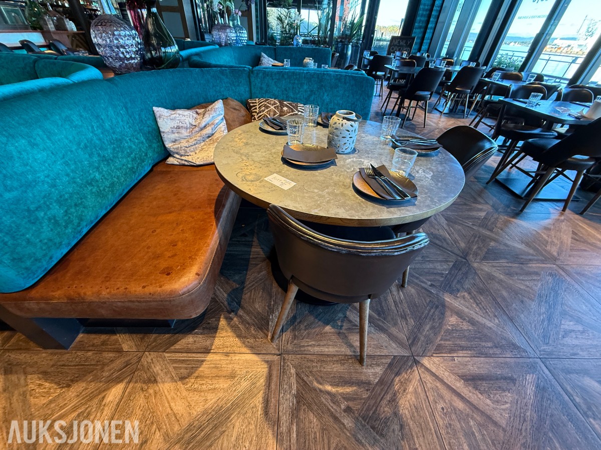 Rundt restaurantbord med 2 stoler