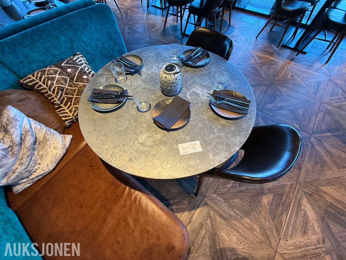 Rundt restaurantbord med 2 stoler