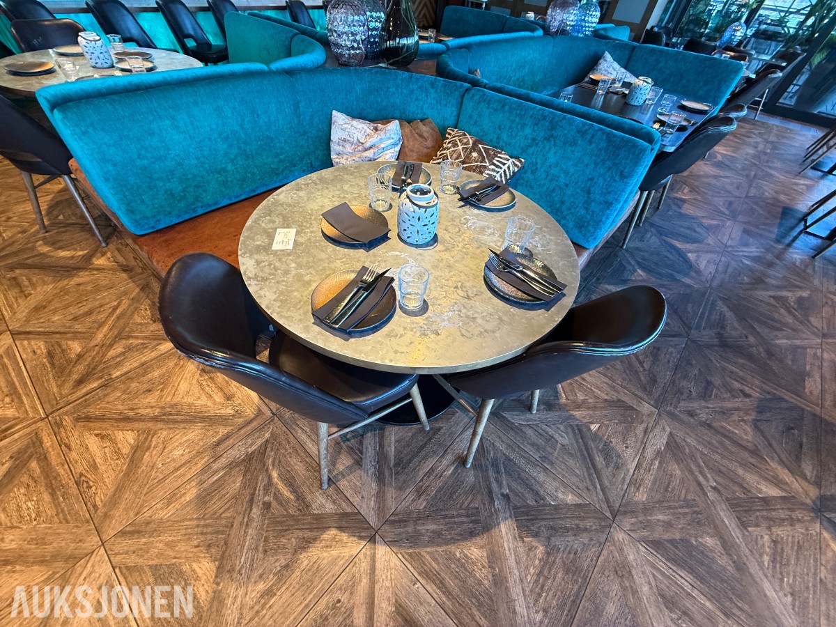 Rundt restaurantbord med 2 stoler