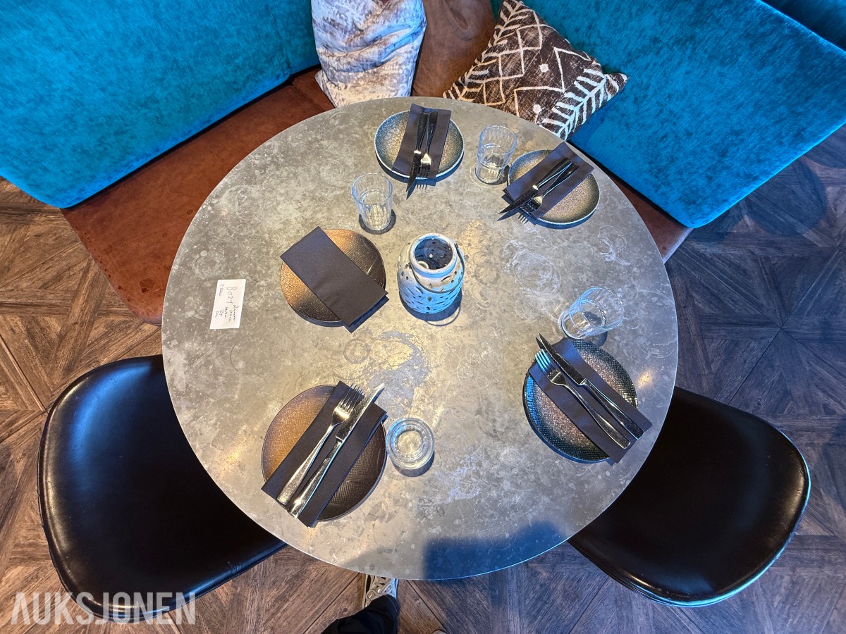 Rundt restaurantbord med 2 stoler