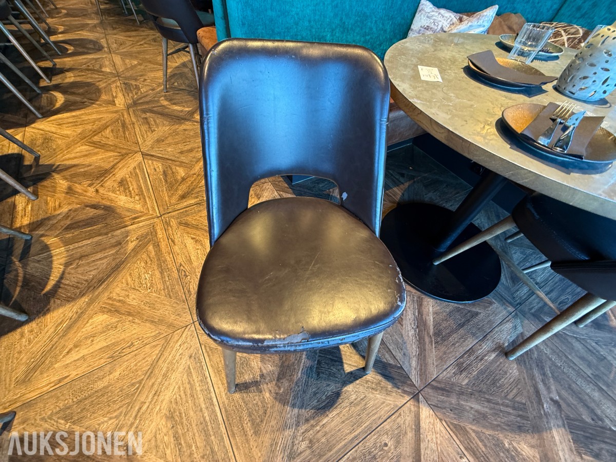 Rundt restaurantbord med 2 stoler