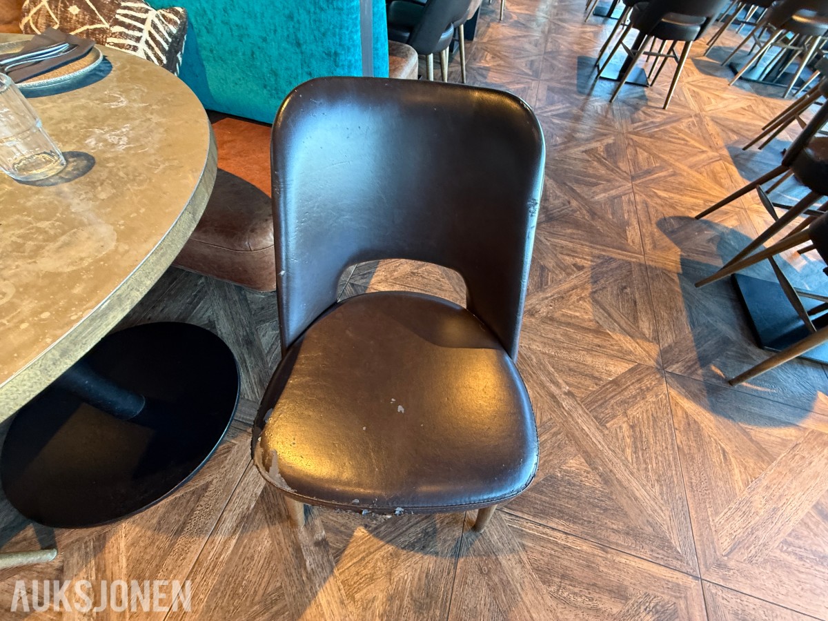 Rundt restaurantbord med 2 stoler