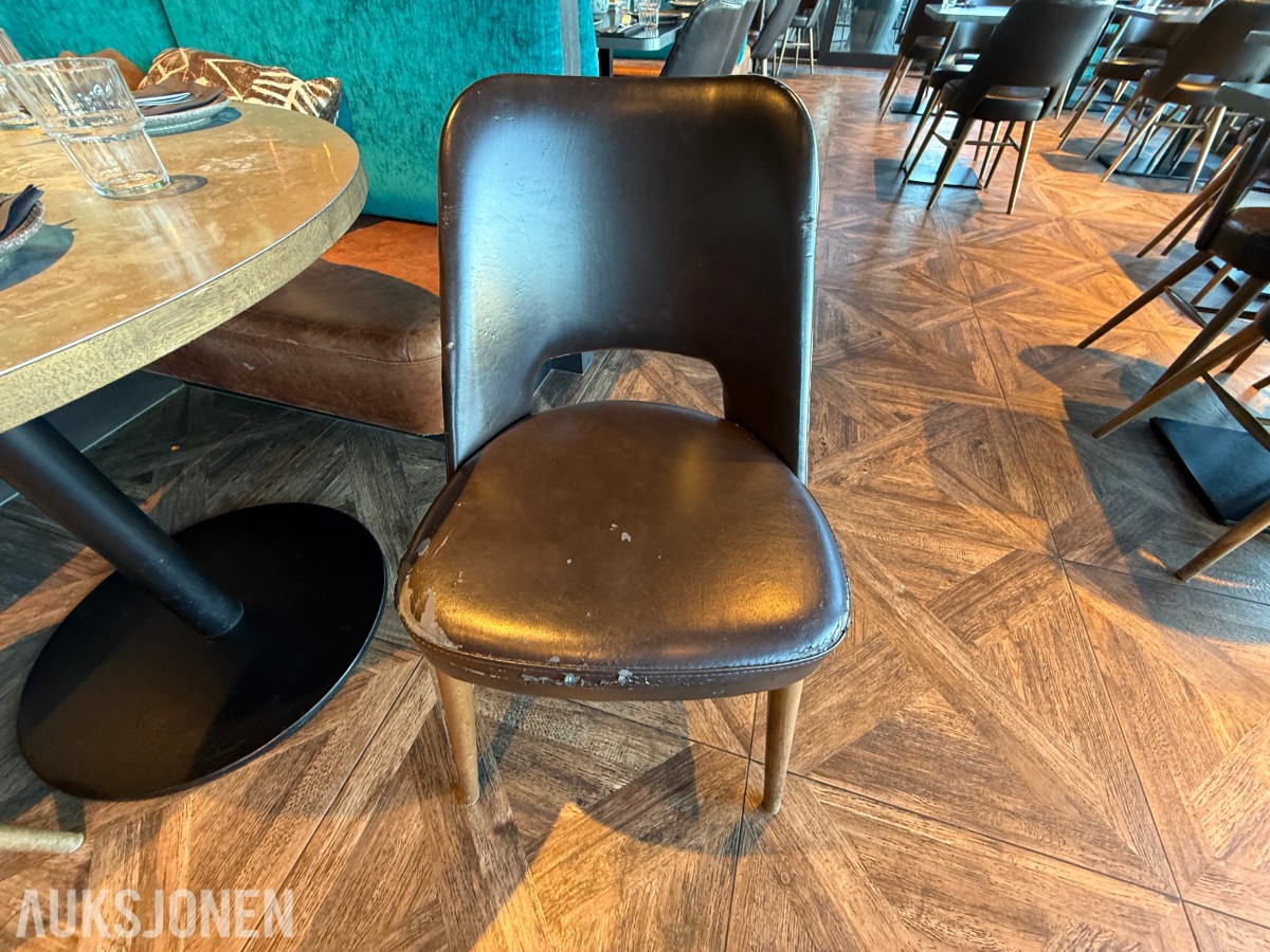 Rundt restaurantbord med 2 stoler