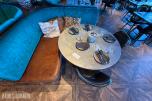 Rundt restaurantbord med 2 stoler