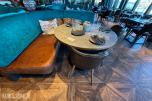 Rundt restaurantbord med 2 stoler