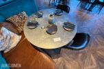 Rundt restaurantbord med 2 stoler