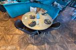 Rundt restaurantbord med 2 stoler