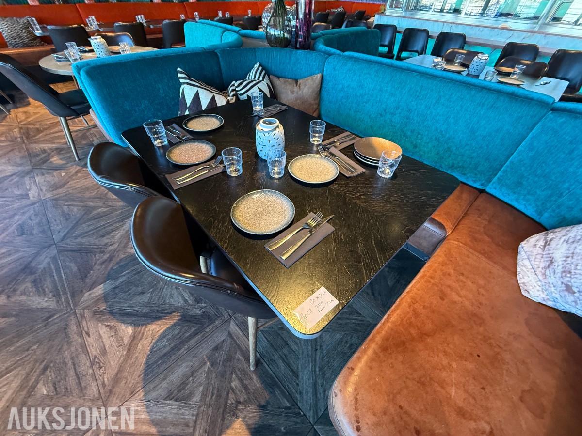 Firkantet restaurantbord med 2 stoler