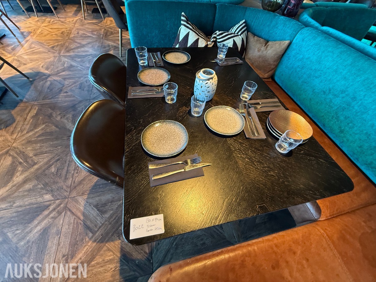 Firkantet restaurantbord med 2 stoler