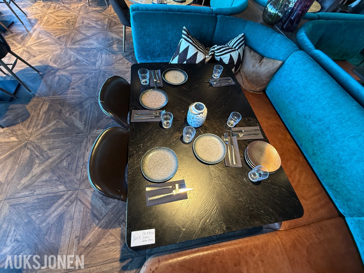 Firkantet restaurantbord med 2 stoler