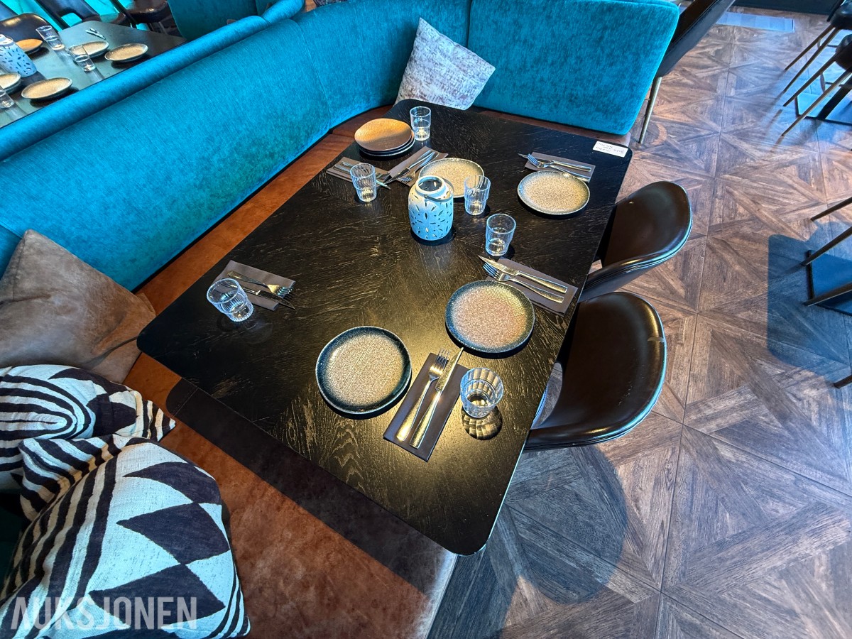 Firkantet restaurantbord med 2 stoler