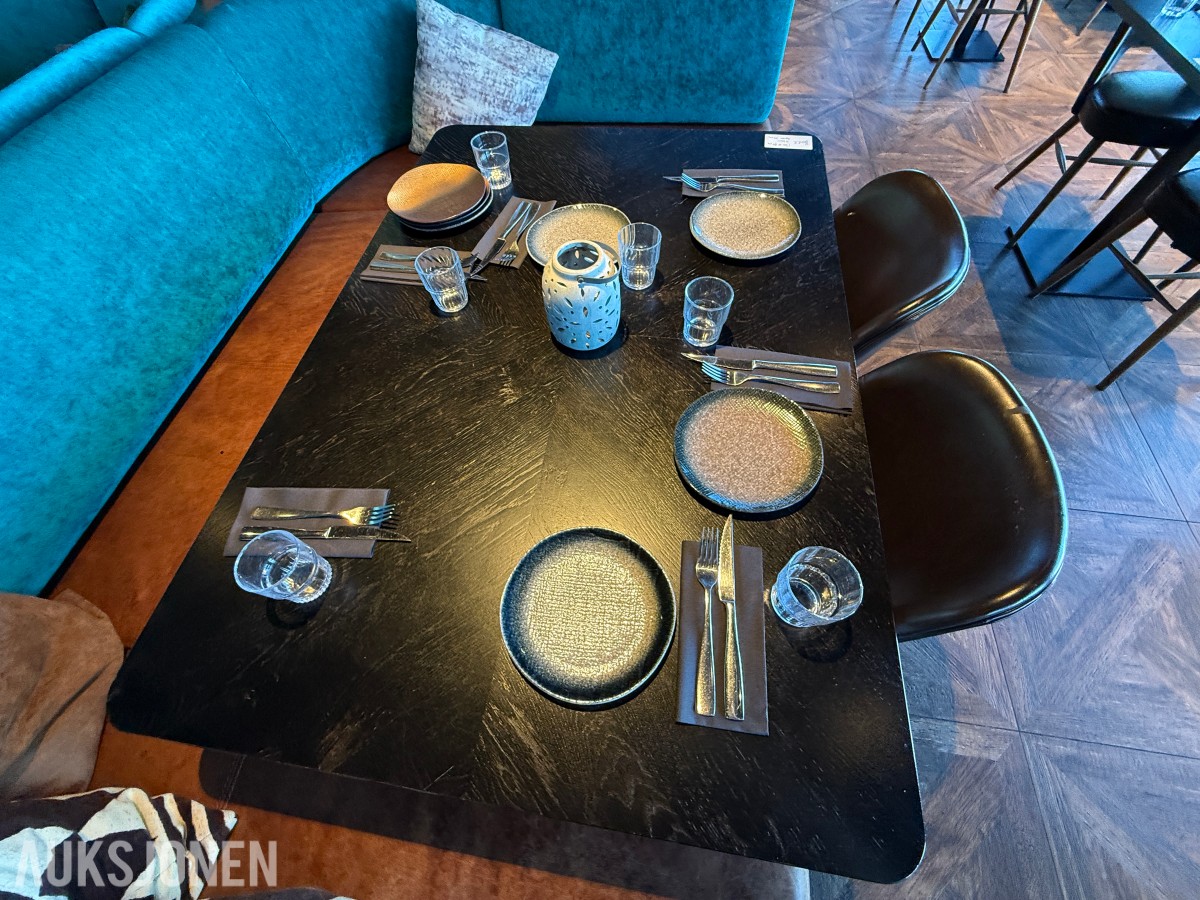 Firkantet restaurantbord med 2 stoler