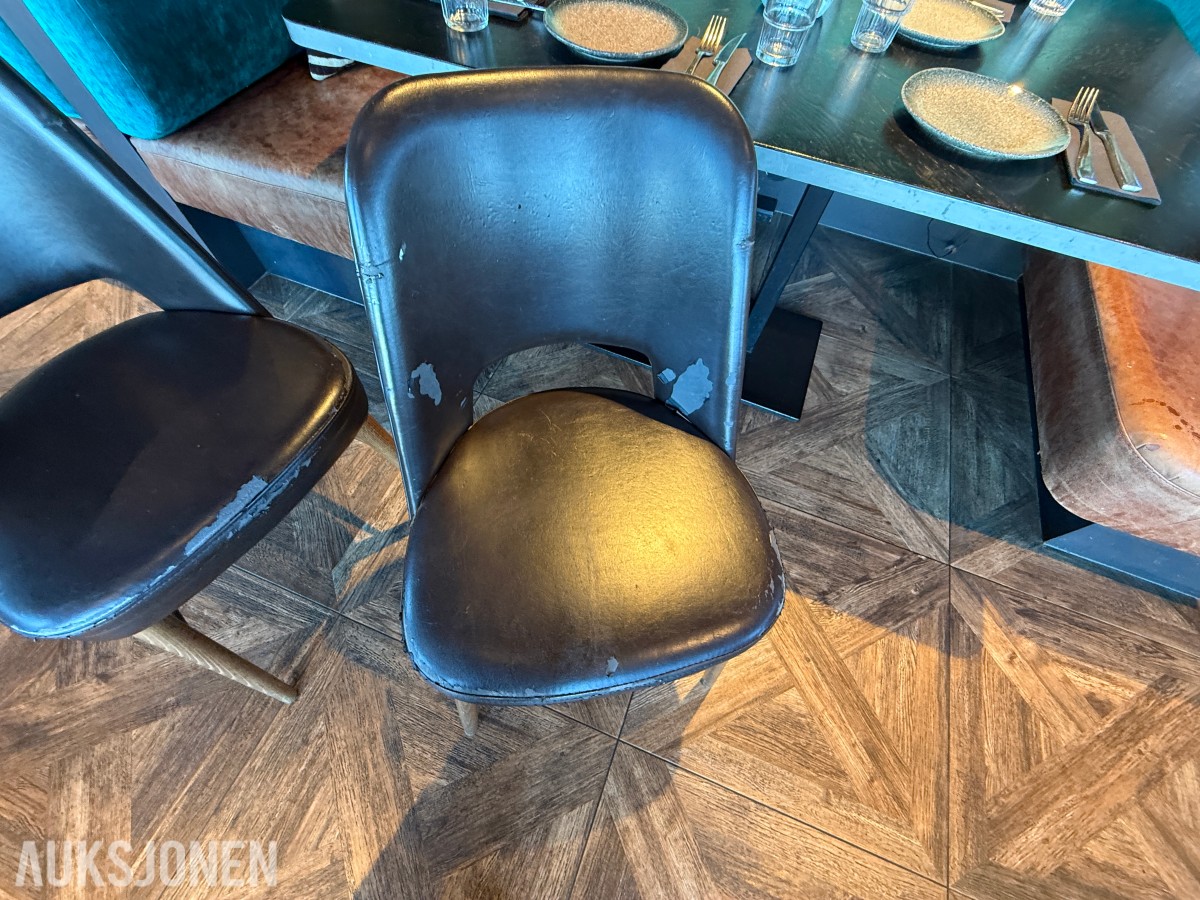 Firkantet restaurantbord med 2 stoler