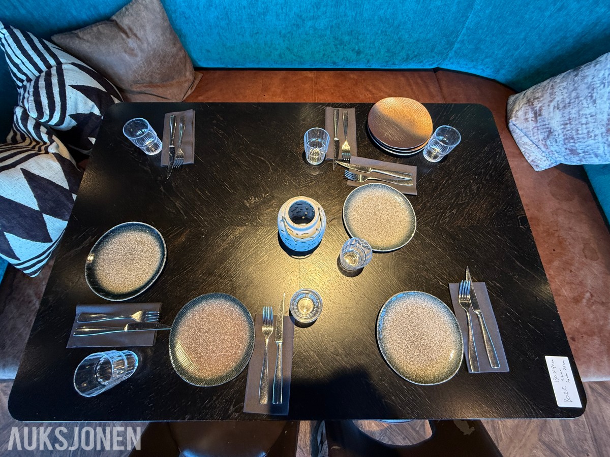 Firkantet restaurantbord med 2 stoler