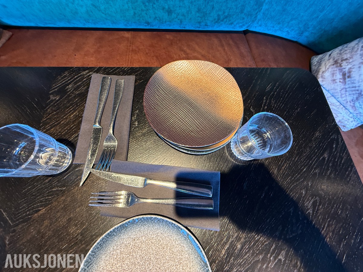 Firkantet restaurantbord med 2 stoler