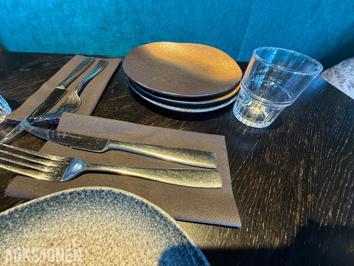 Firkantet restaurantbord med 2 stoler