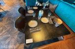Firkantet restaurantbord med 2 stoler