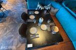 Firkantet restaurantbord med 2 stoler