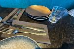 Firkantet restaurantbord med 2 stoler