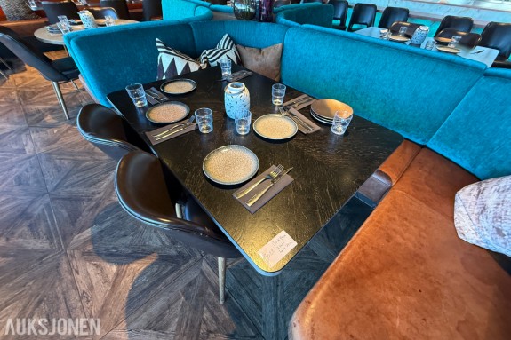 Firkantet restaurantbord med 2 stoler