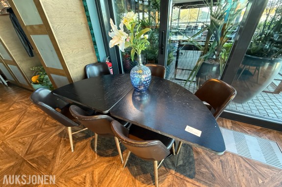 Restaurantbord med 6 stoler – Sort bord med trestruktur