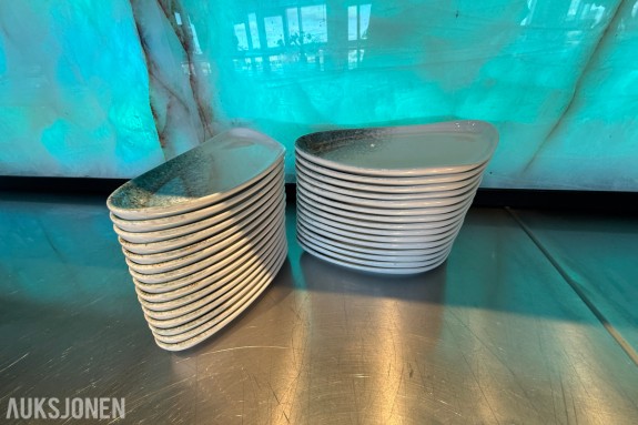 30 stk. serveringsskåler / serveringsfat i porselen – hvite med dekorativt mønster