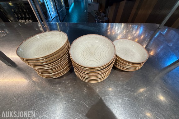 33 stk. Artisan serveringsskåler – Ø 19 cm – beige med rustikk dekor