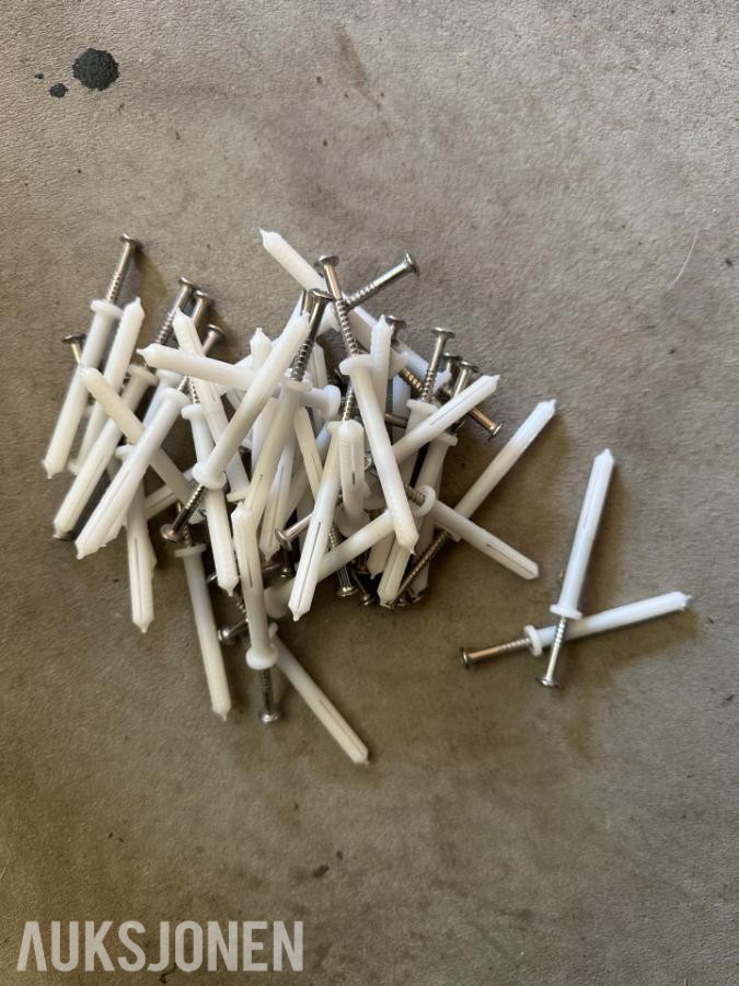 Diverse plugger og skruer til feste i vegg