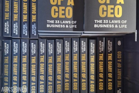 75 nye bøker: The Diary of a CEO av Steven Bartlett. The 33 Laws of Business & Life.