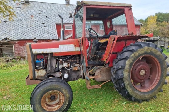 Massey Ferguson 575 traktor 6 663 t - 1 punktert bak dekk 