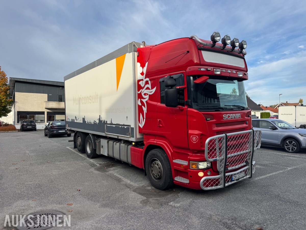 Scania R 480 skapbil med bakløfter, Opticruise, ryggekamera og hengerfeste
