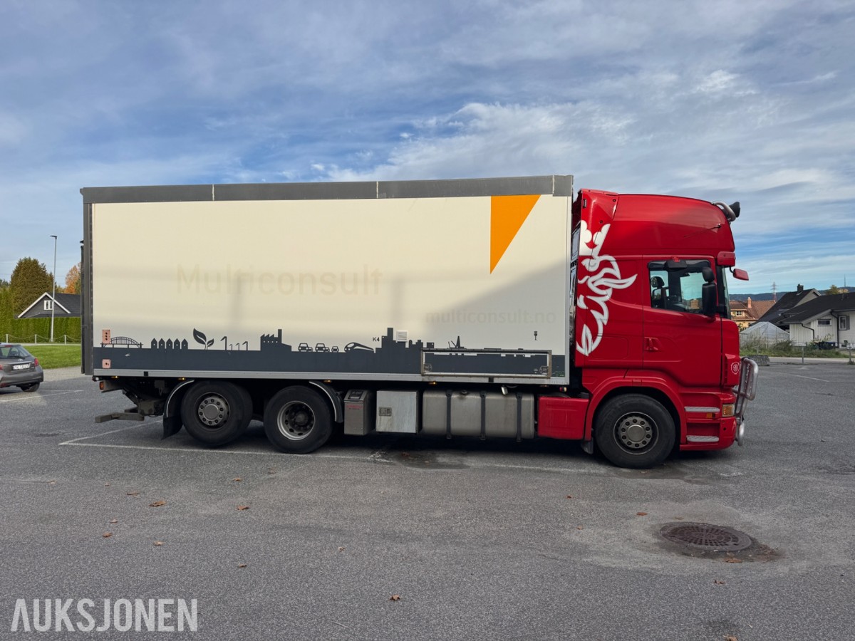 Scania R 480 skapbil med bakløfter, Opticruise, ryggekamera og hengerfeste