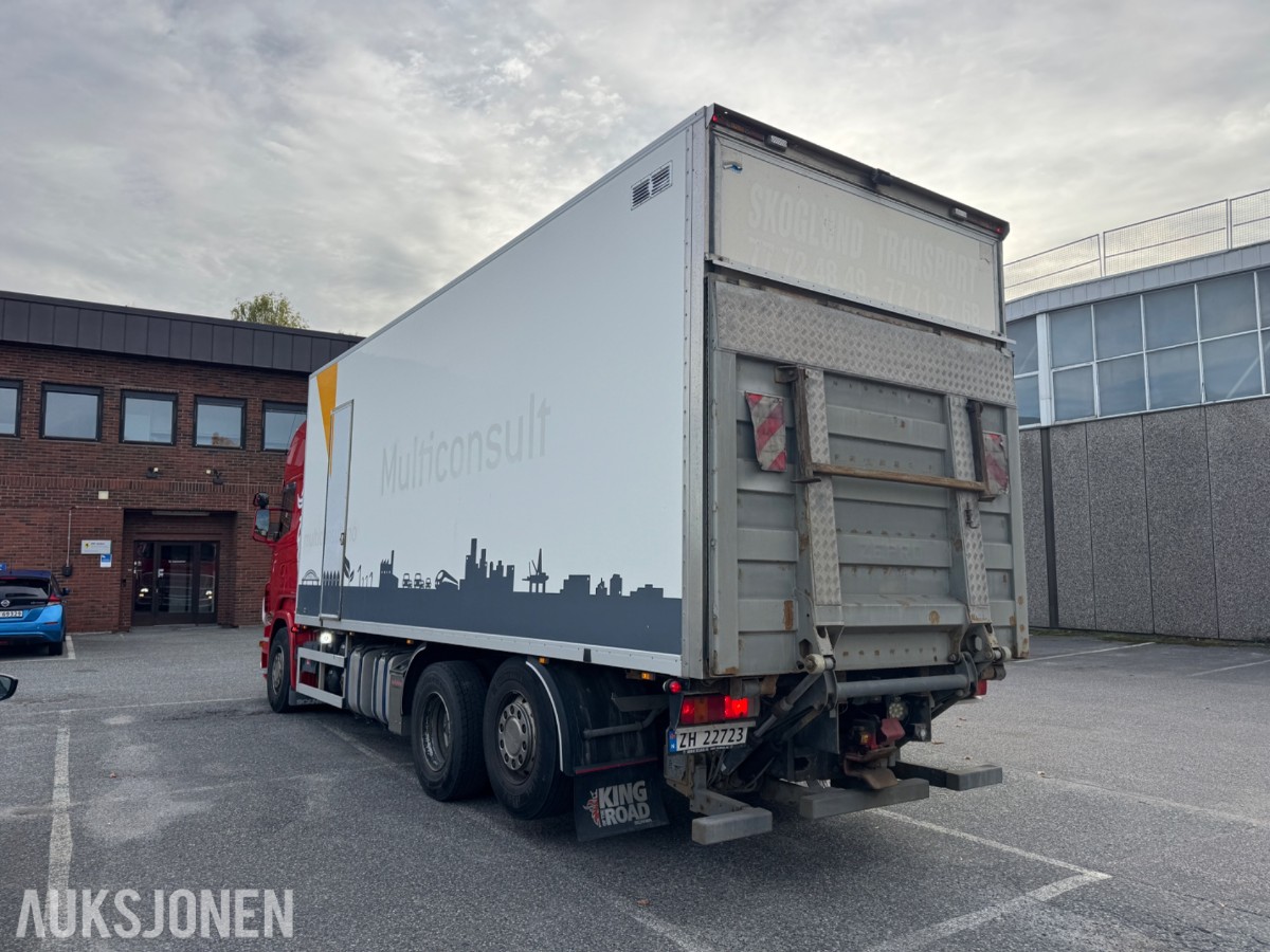 Scania R 480 skapbil med bakløfter, Opticruise, ryggekamera og hengerfeste