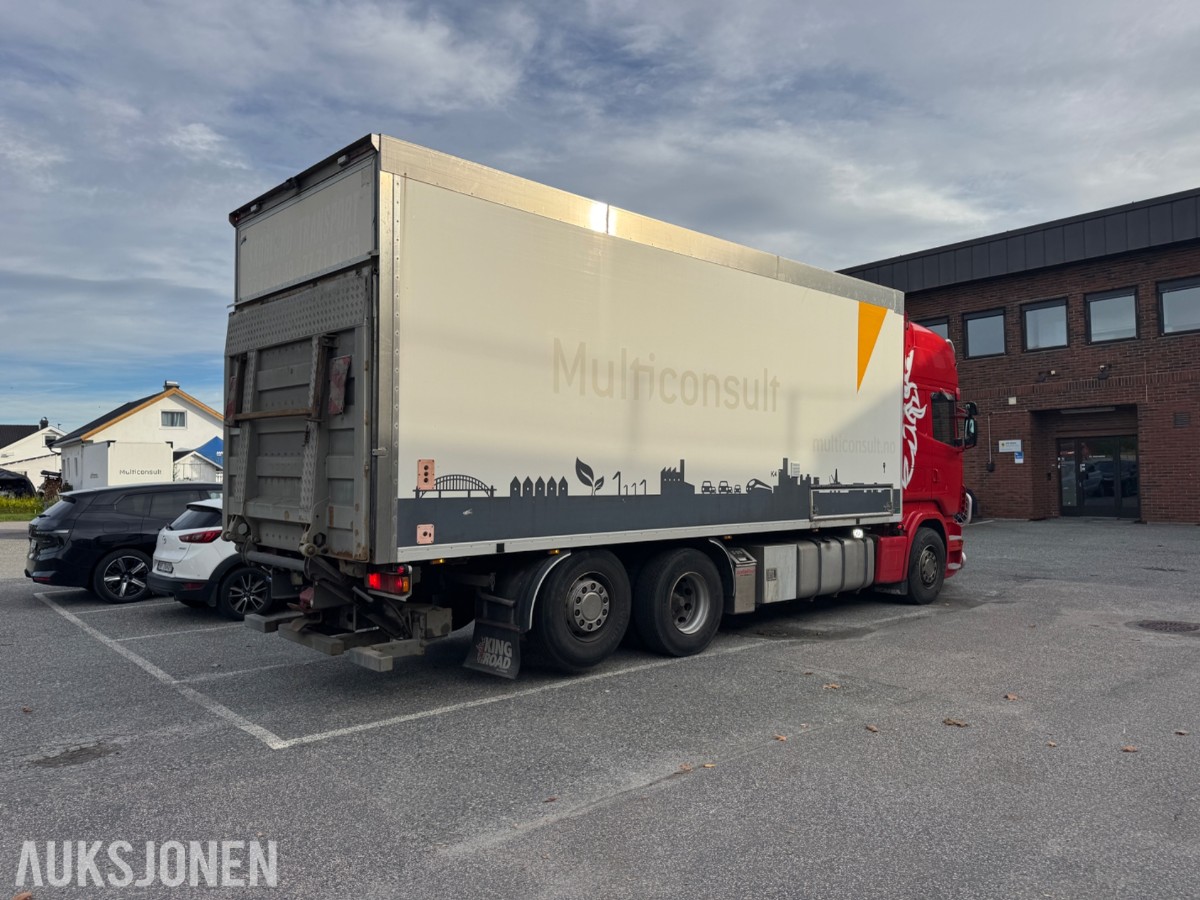 Scania R 480 skapbil med bakløfter, Opticruise, ryggekamera og hengerfeste