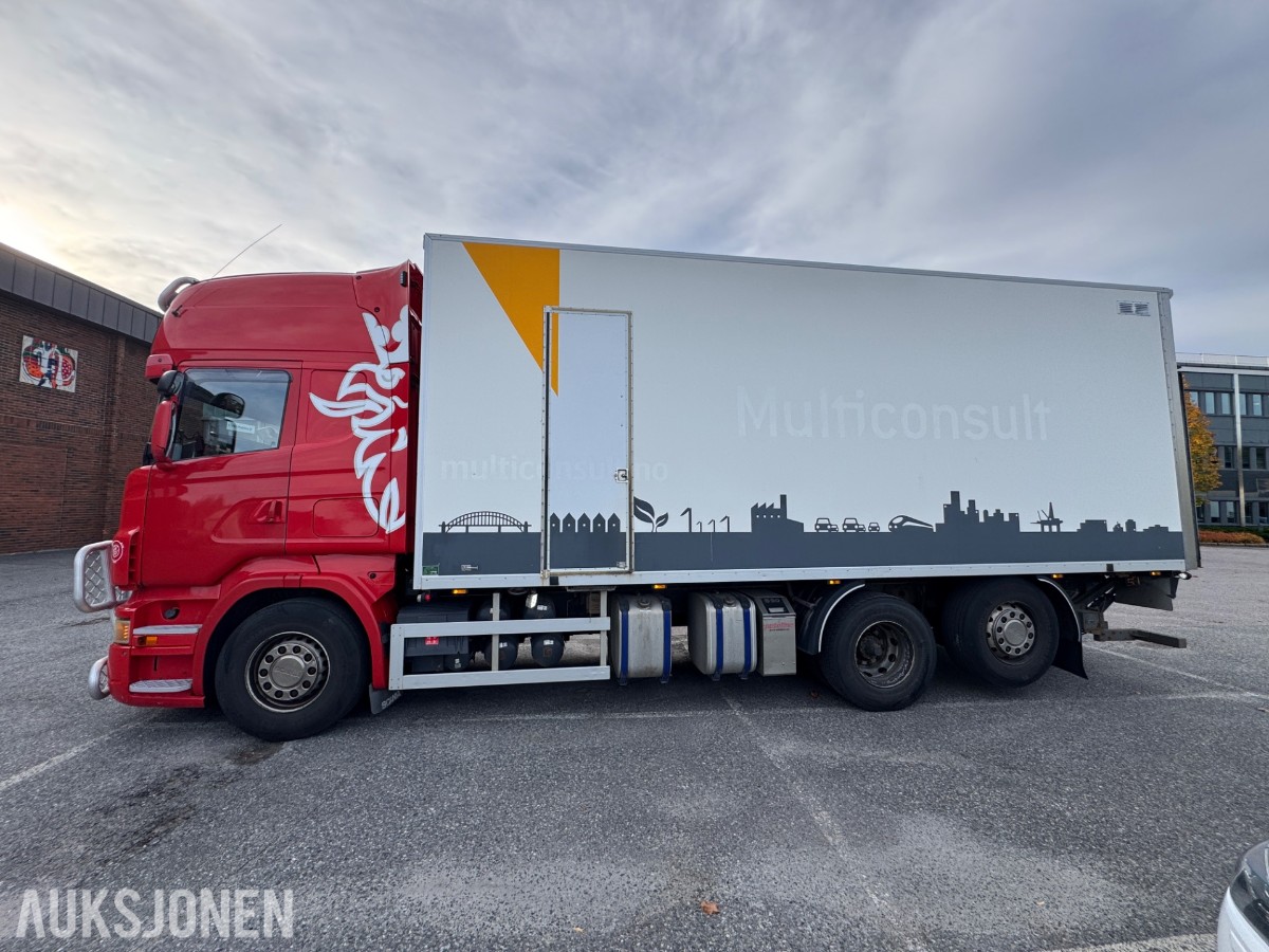 Scania R 480 skapbil med bakløfter, Opticruise, ryggekamera og hengerfeste