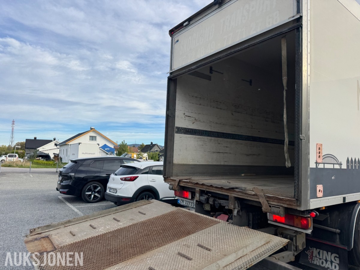Scania R 480 skapbil med bakløfter, Opticruise, ryggekamera og hengerfeste