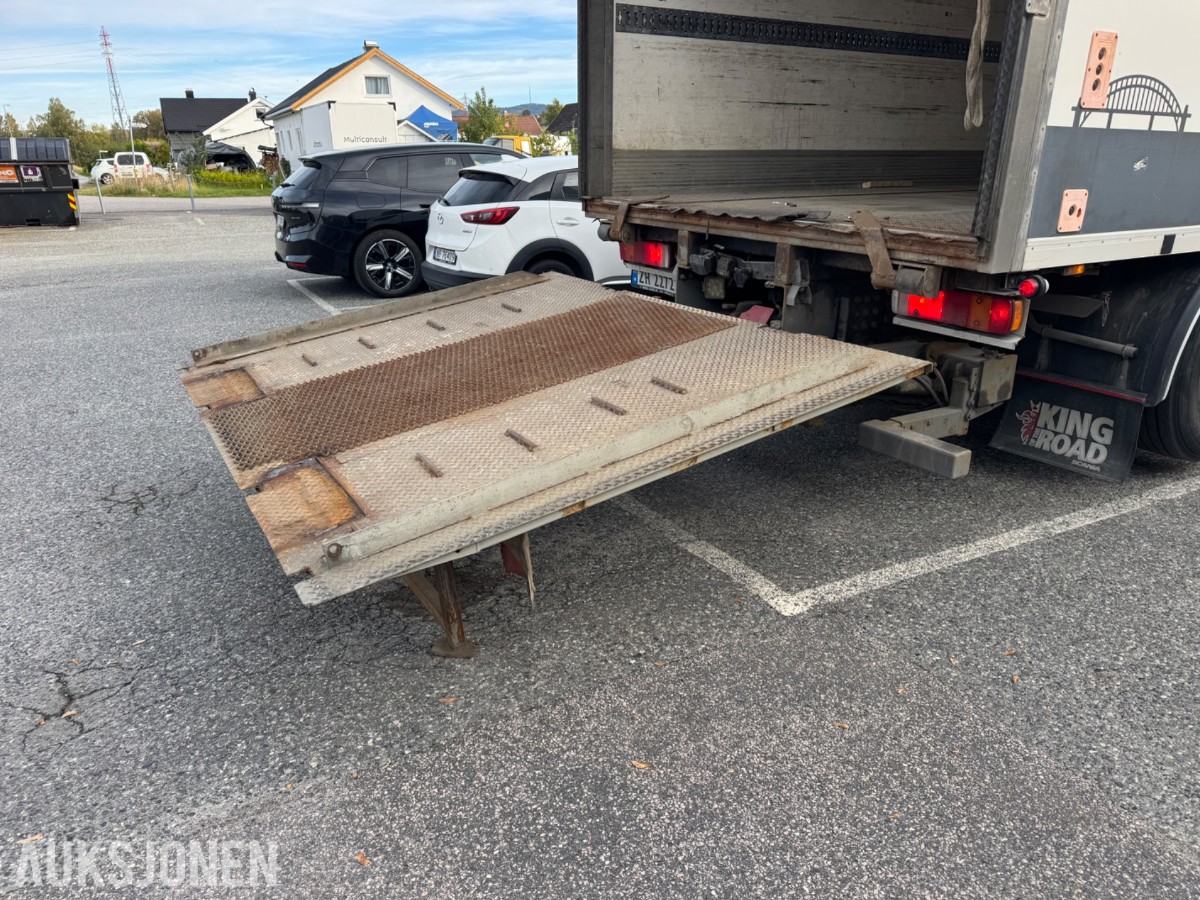 Scania R 480 skapbil med bakløfter, Opticruise, ryggekamera og hengerfeste