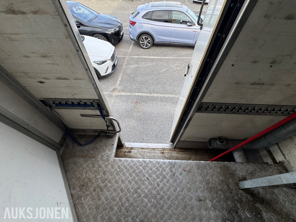 Scania R 480 skapbil med bakløfter, Opticruise, ryggekamera og hengerfeste