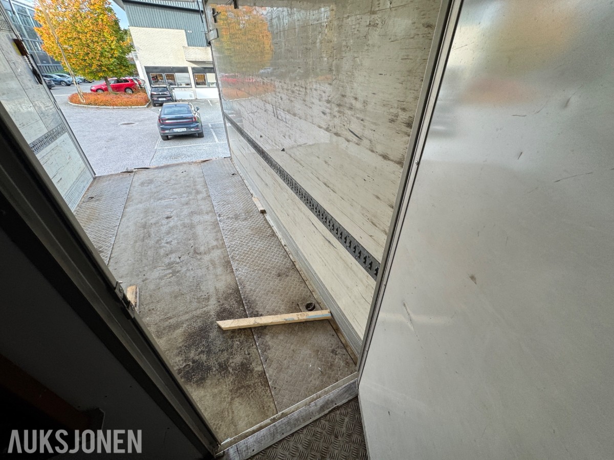 Scania R 480 skapbil med bakløfter, Opticruise, ryggekamera og hengerfeste