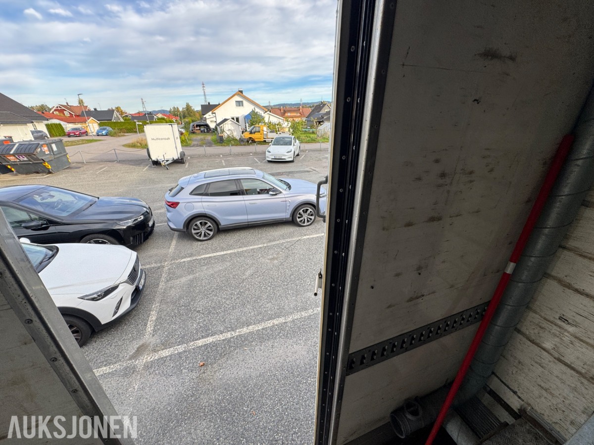 Scania R 480 skapbil med bakløfter, Opticruise, ryggekamera og hengerfeste
