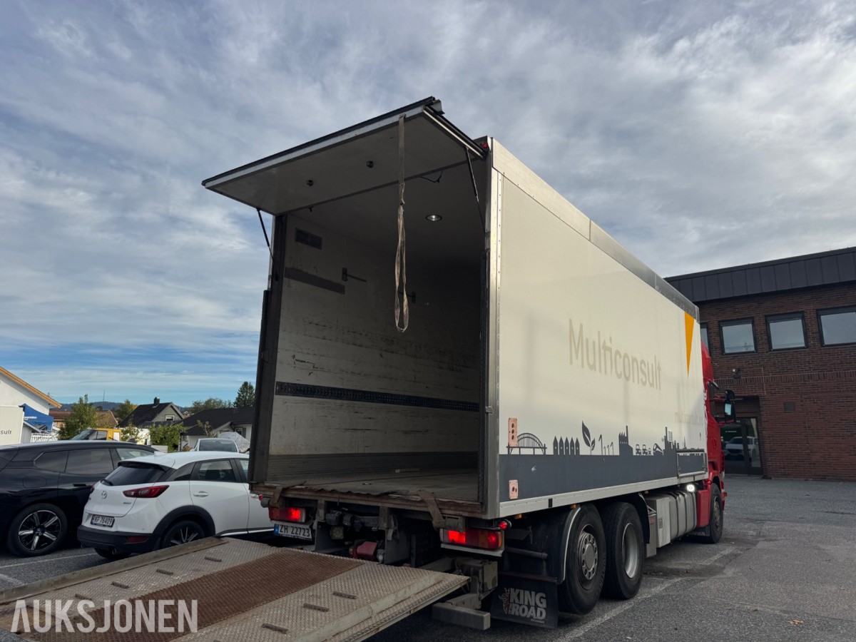 Scania R 480 skapbil med bakløfter, Opticruise, ryggekamera og hengerfeste
